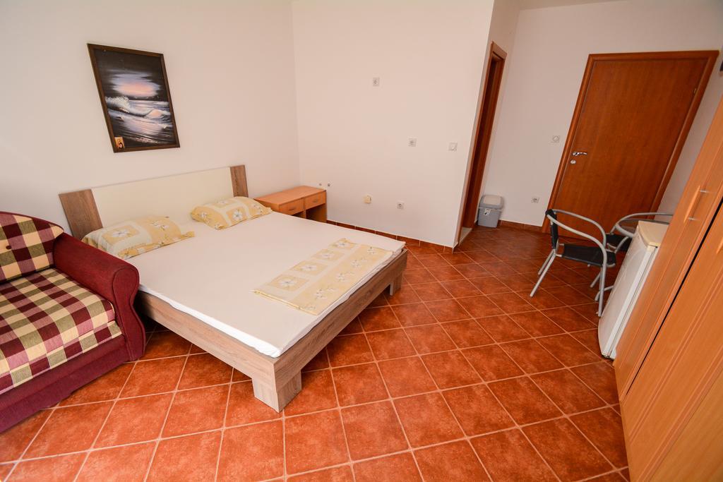 Guesthouse Mb Knezevic Budva Exteriör bild
